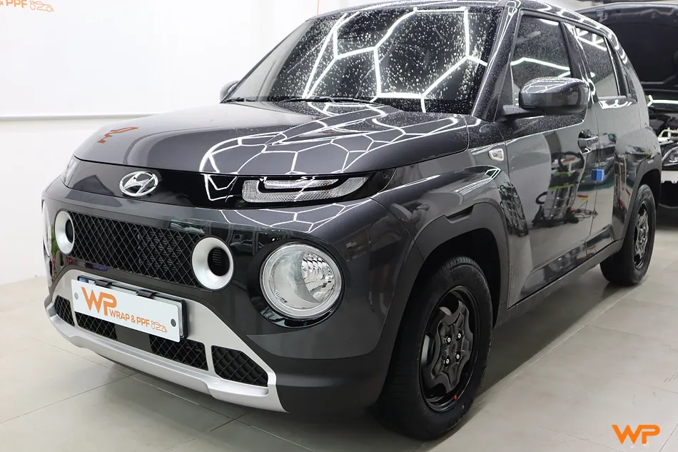 Hyundai Casperのカーラッピング事例：サテンブラックで統一感を 施工写真 2-1