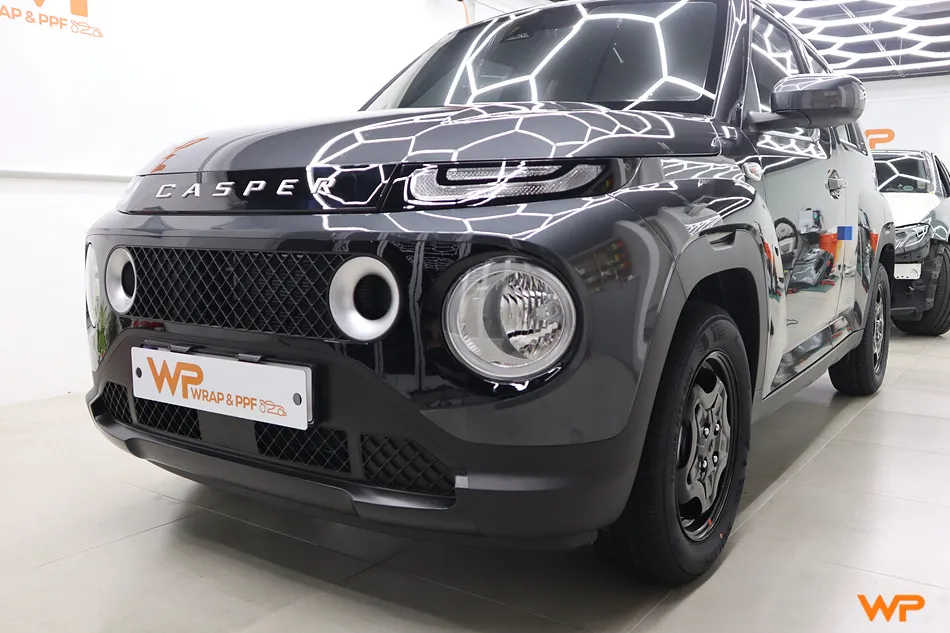 Hyundai Casperのカーラッピング事例：サテンブラックで統一感を 施工写真 3-1