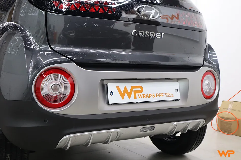 Hyundai Casperのカーラッピング事例：サテンブラックで統一感を 施工写真 4-1