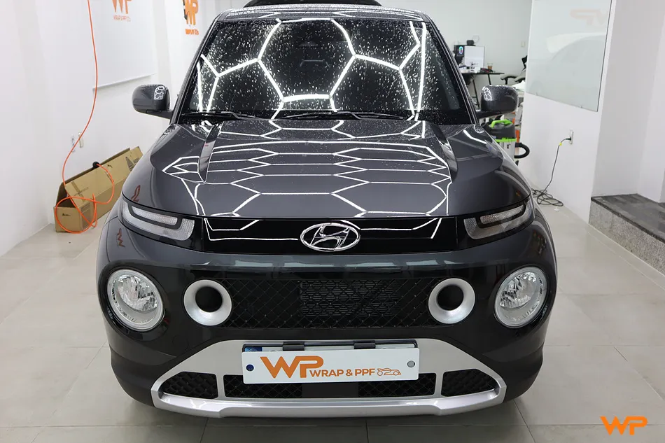 Hyundai Casperのカーラッピング事例：サテンブラックで統一感を 施工写真 2-2