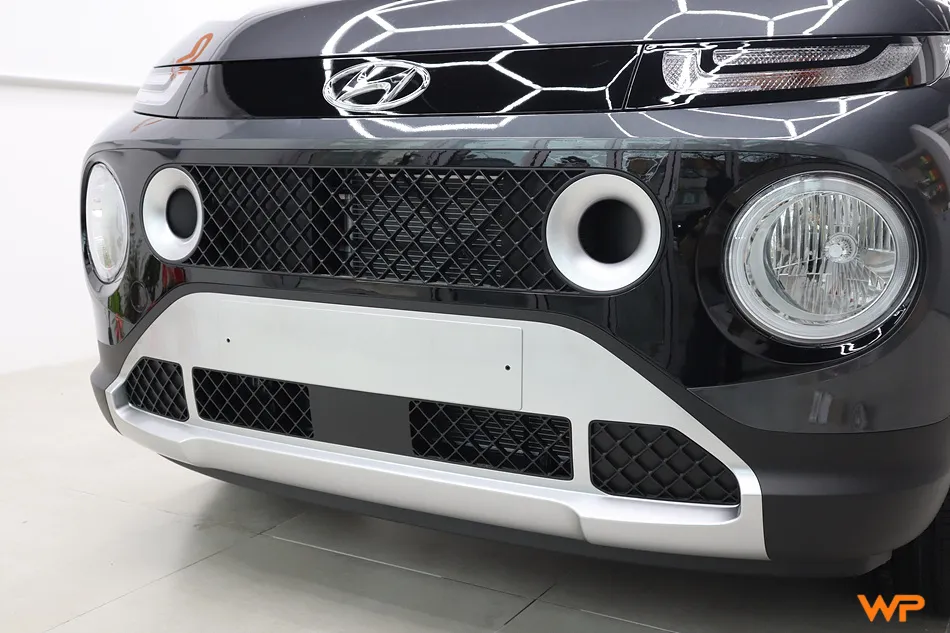 Hyundai Casperのカーラッピング事例：サテンブラックで統一感を 施工写真 4-2