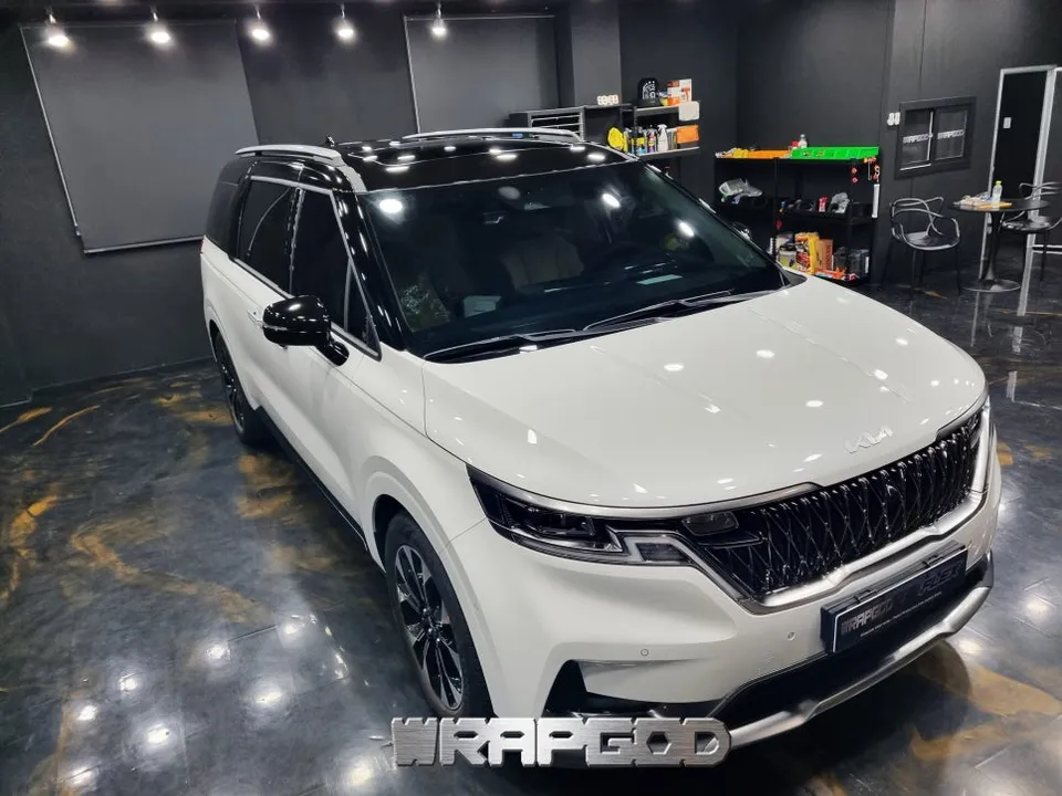 Kia Carnival Two-Tone Vinyl Wrap & Chrome Delete Review