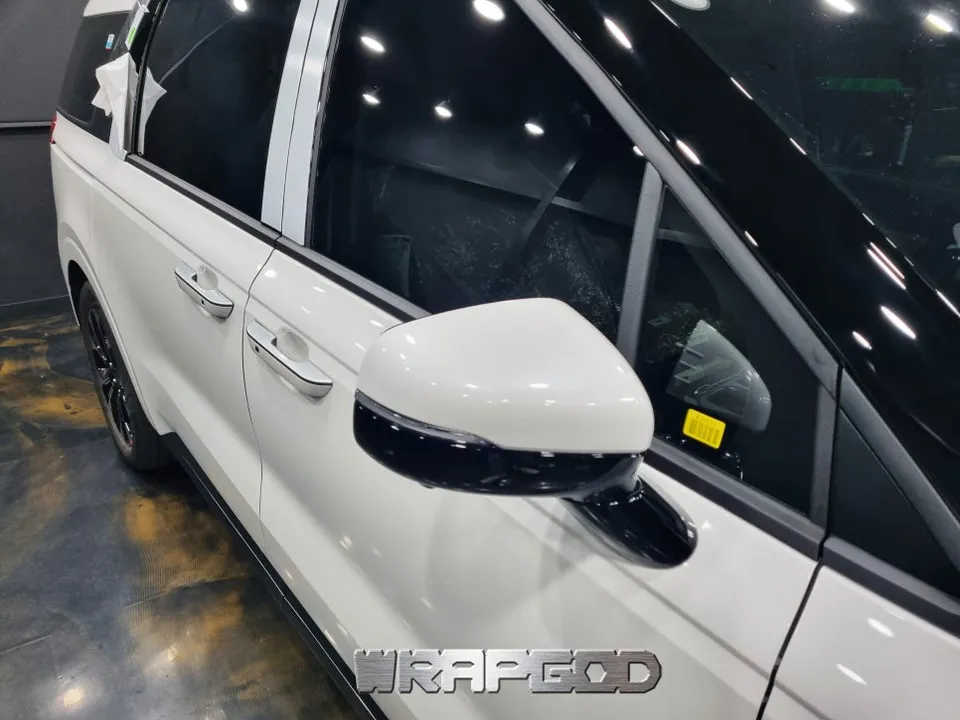 Kia Carnival vinyl wrap - Kia Carnival Two-Tone Vinyl Wrap & Chrome Delete Review photo 4