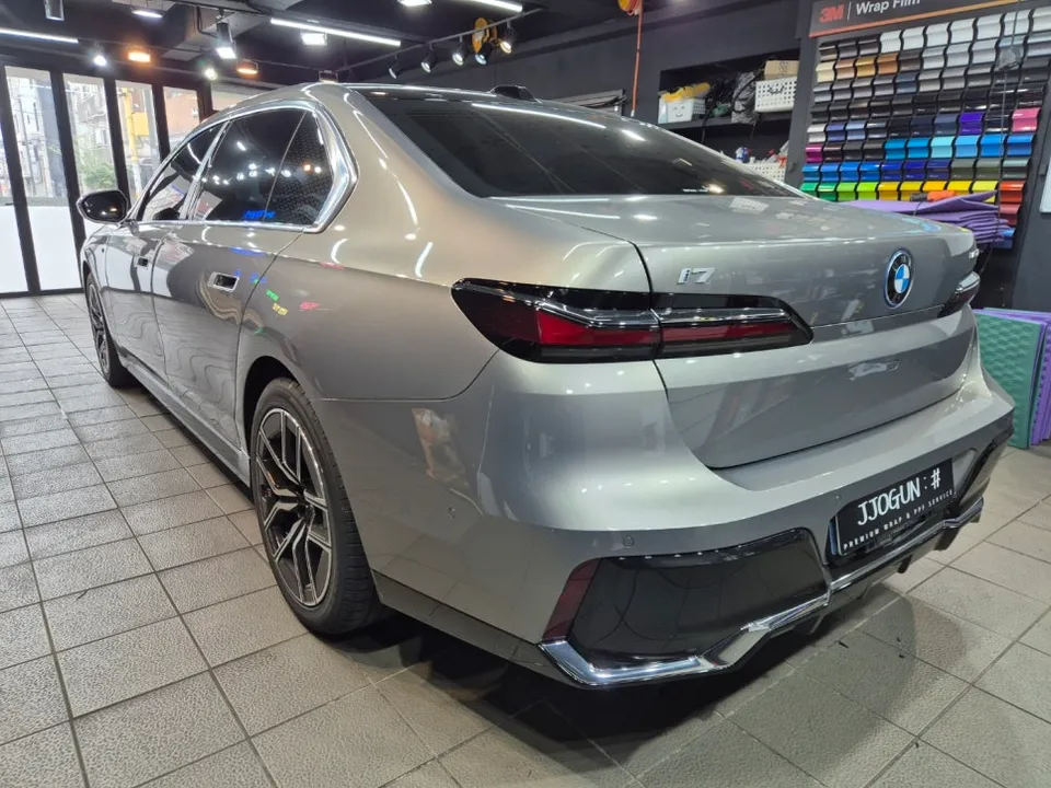 BMW i7のPPF施工事例|デュオトンブラックで存在感アップ 施工写真 3-1