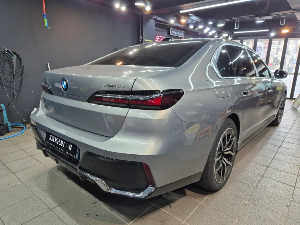 BMW i7のPPF施工事例|デュオトンブラックで存在感アップ 施工写真 1-2