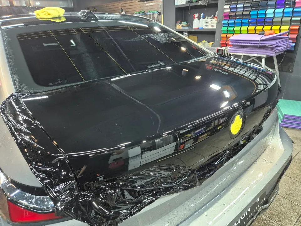 BMW i7のPPF施工事例|デュオトンブラックで存在感アップ 施工写真 3-2