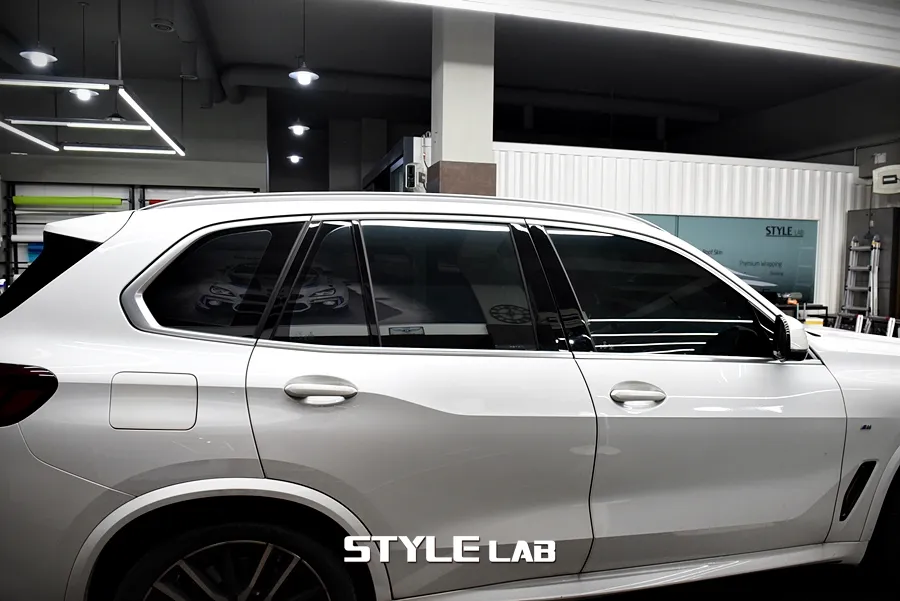 BMW X5 vinyl wrap - BMW X5 Vinyl Wrap Review: Chrome Delete for a Sporty Look photo 4
