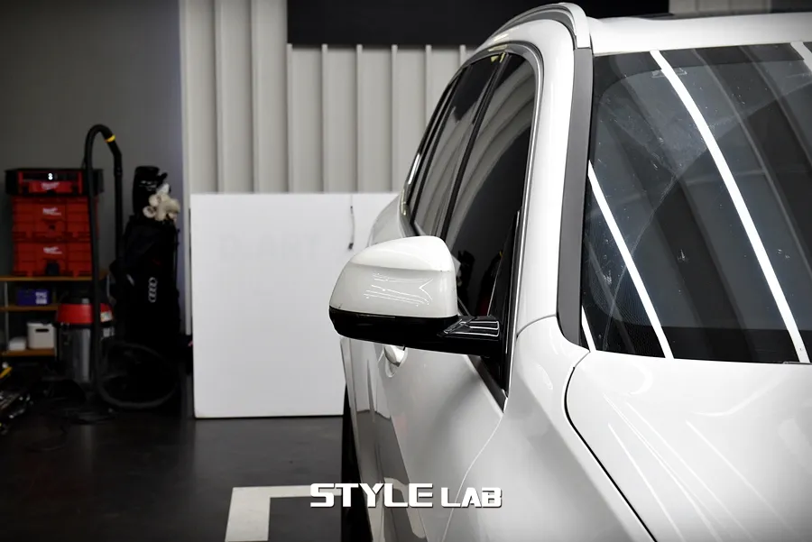 BMW X5 vinyl wrap - BMW X5 Vinyl Wrap Review: Chrome Delete for a Sporty Look photo 5
