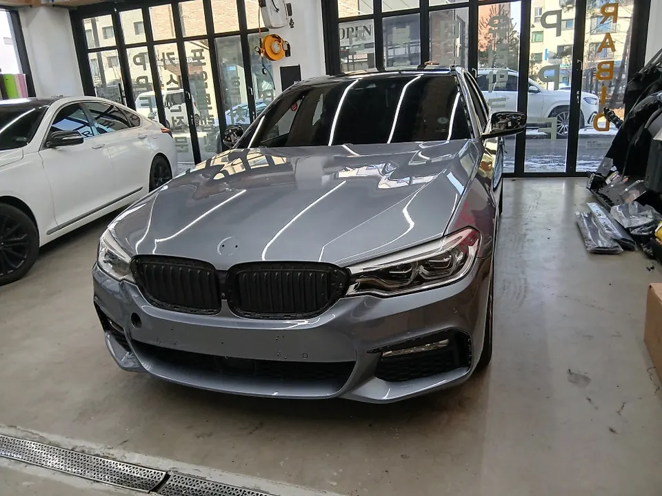 BMW 5 Series G30のカーラッピング事例|高級感あふれるグロスブラック 施工写真 3-1