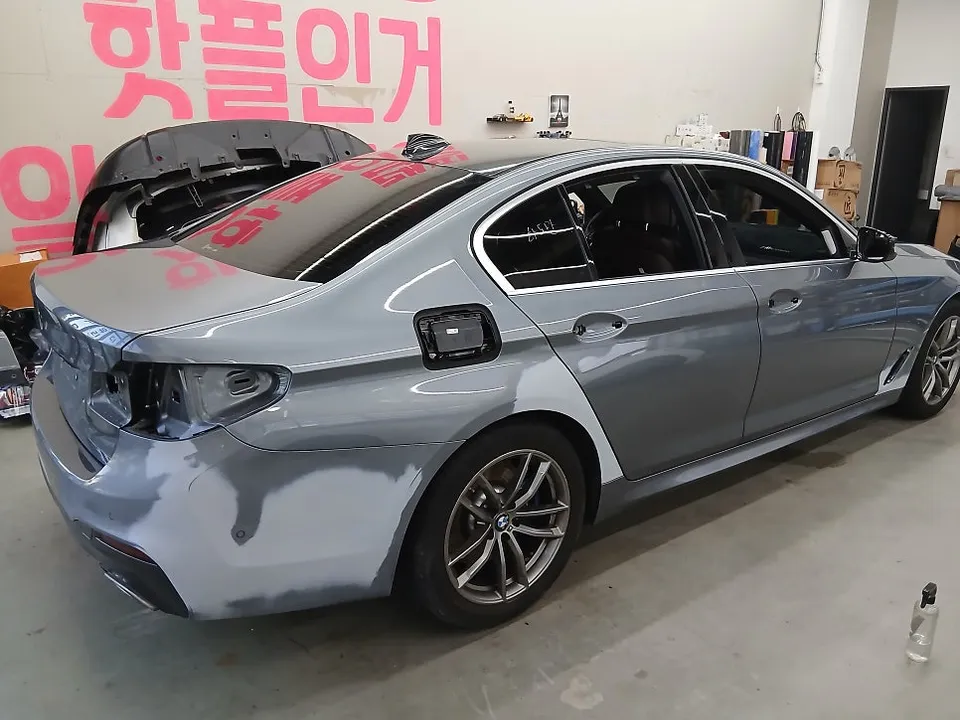 BMW 5 Series G30のカーラッピング事例|高級感あふれるグロスブラック 施工写真 1-2