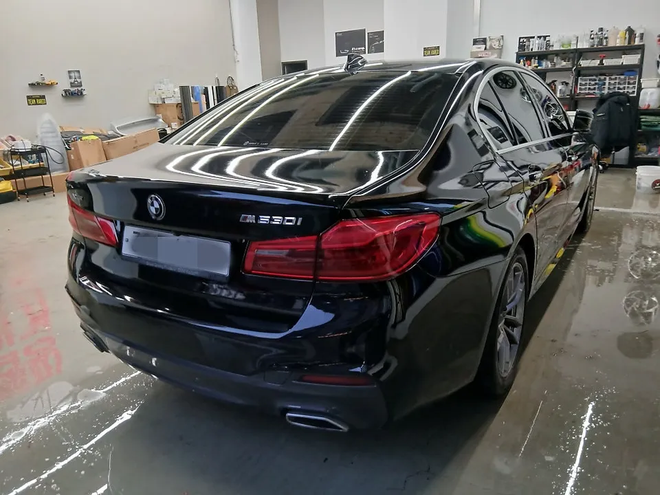 BMW 5 Series G30のカーラッピング事例|高級感あふれるグロスブラック 施工写真 3-2