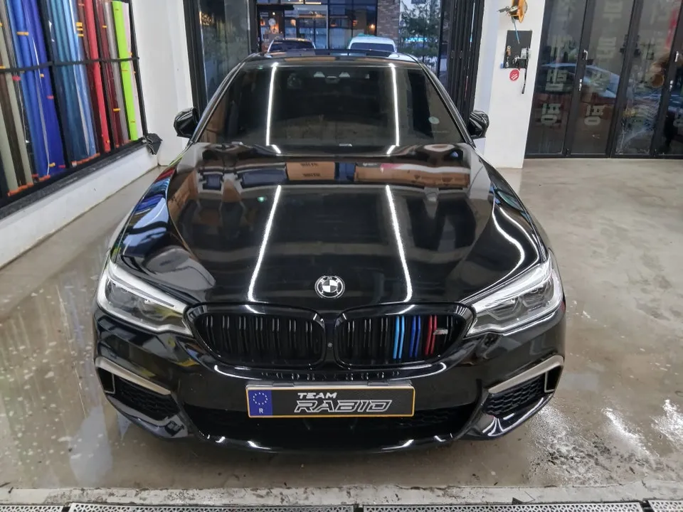 BMW 5 Series G30のカーラッピング事例|高級感あふれるグロスブラック 施工写真 1-3