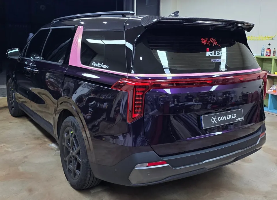 Kia Carnivalのカーラッピング事例｜ミッドナイトパープル 施工写真 2-2