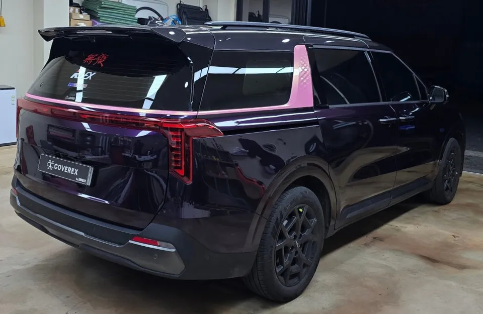 Kia Carnivalのカーラッピング事例｜ミッドナイトパープル 施工写真 3-2