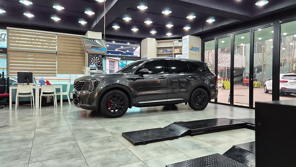 Kia Sorento MQ4のカーラッピング事例｜費用目安・仕上がり 写真