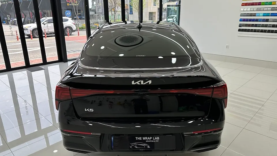 Kia K5のカーラッピング事例|クロームパーツの引き締め効果 施工写真 2-1