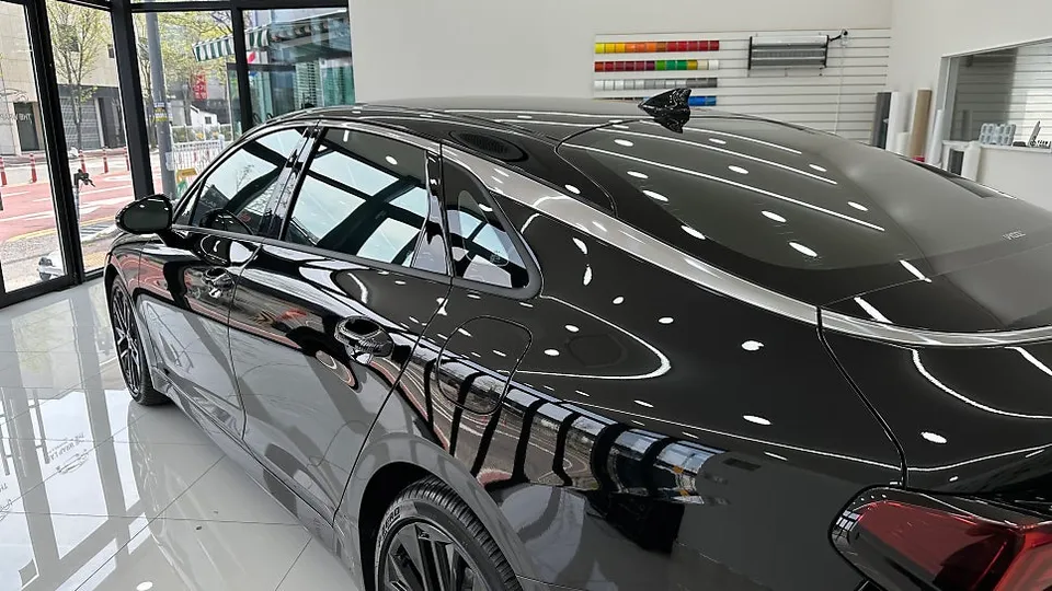 Kia K5のカーラッピング事例|クロームパーツの引き締め効果 施工写真 3-1