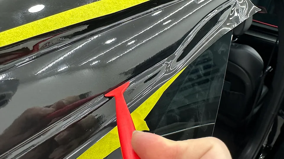 Kia K5のカーラッピング事例|クロームパーツの引き締め効果 施工写真 1-2