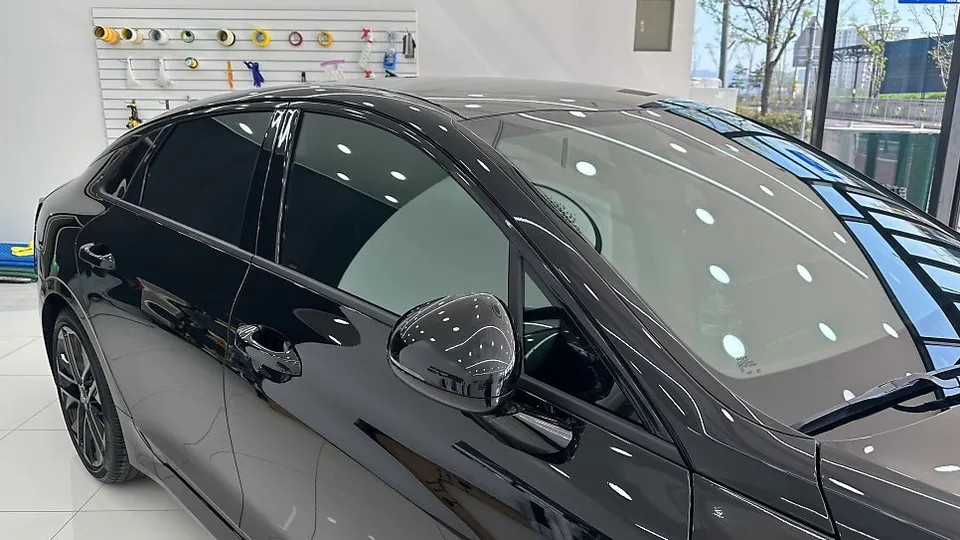 Kia K5のカーラッピング事例|クロームパーツの引き締め効果 施工写真 2-2