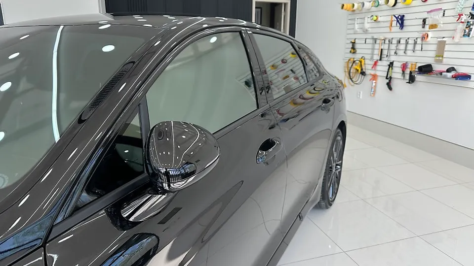Kia K5のカーラッピング事例|クロームパーツの引き締め効果 施工写真 3-2