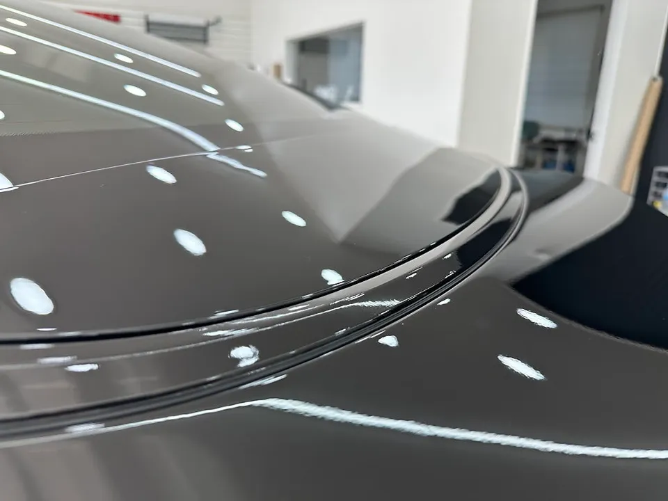 Kia K5のカーラッピング事例|クロームパーツの引き締め効果 施工写真 4-2