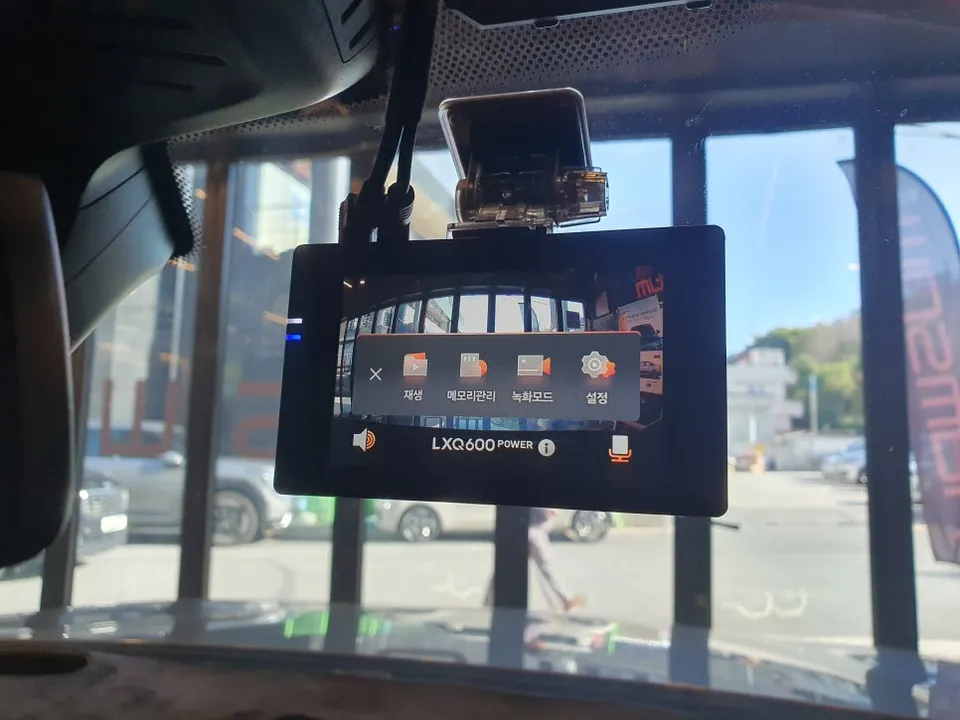 BMW 5 Series G30 dash cam - BMW G30 5 Series Dash Cam & Battery Install Review photo 6