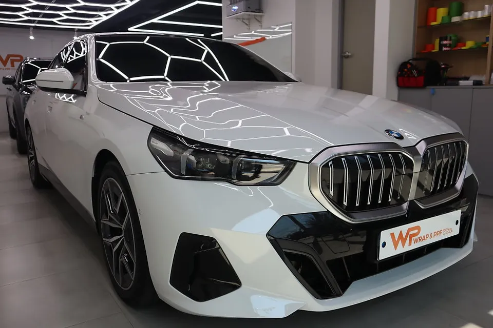 BMW 5 Series G60 vinyl wrap - BMW 5 Series G60 Vinyl Wrap Review — Black Kidney Grille Upgrade photo 3