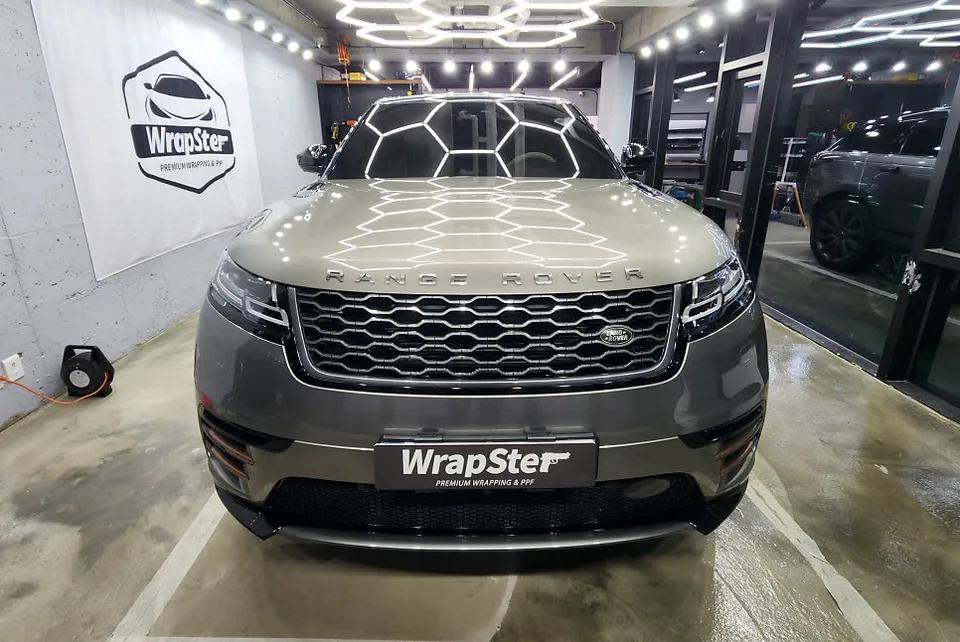 Land Rover Range Rover Velar Vinyl Wrap Review — Glossy Black Fin photo 2