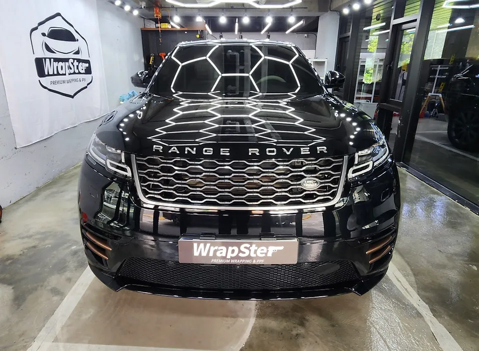 Land Rover Range Rover Velar vinyl wrap - Land Rover Range Rover Velar Vinyl Wrap Review — Glossy Black Fin photo 3