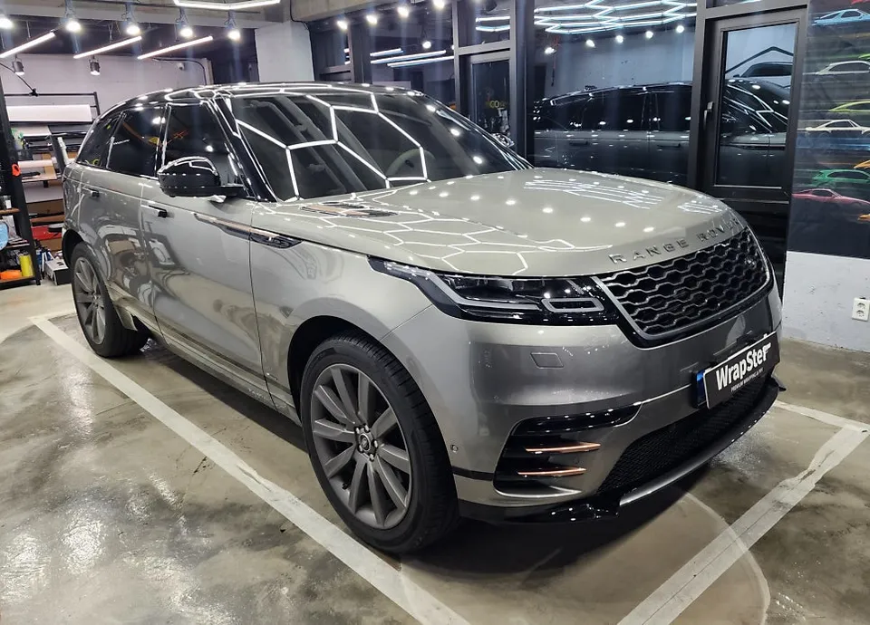 Land Rover Range Rover Velar vinyl wrap - Land Rover Range Rover Velar Vinyl Wrap Review — Glossy Black Fin photo 4