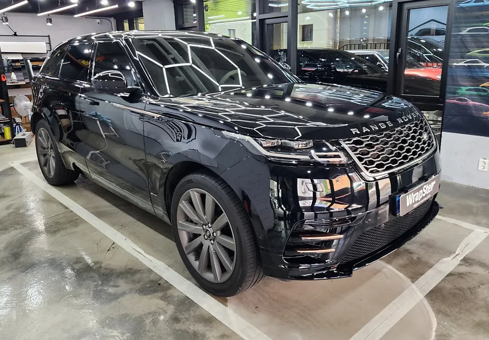 Land Rover Range Rover Velar vinyl wrap - Land Rover Range Rover Velar Vinyl Wrap Review — Glossy Black Fin photo 5