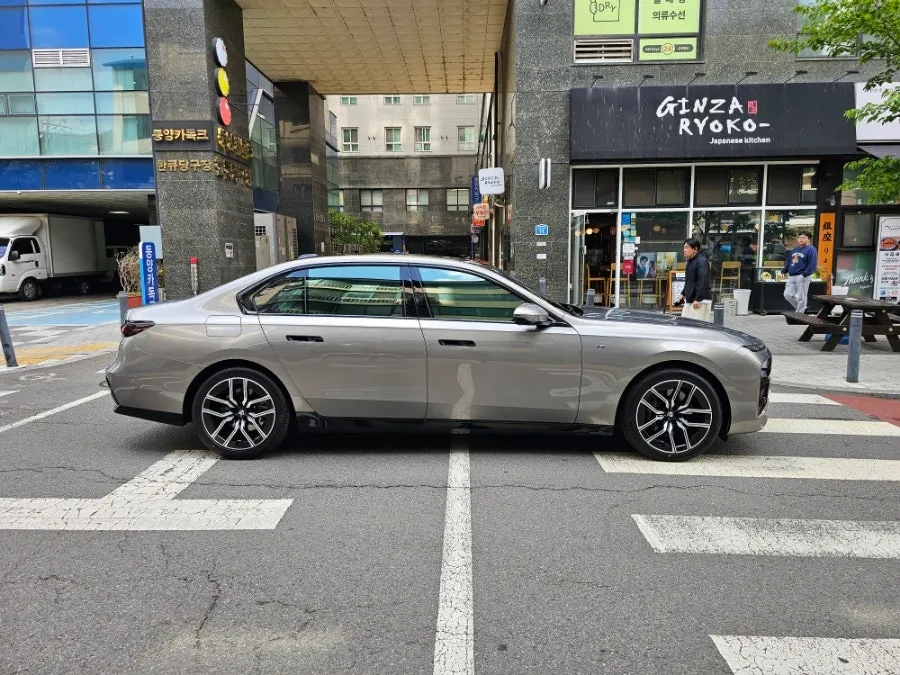 BMW 740i chrome delete - BMW 740i Chrome Delete Review — Oxide Gray Blackout Trim photo 3