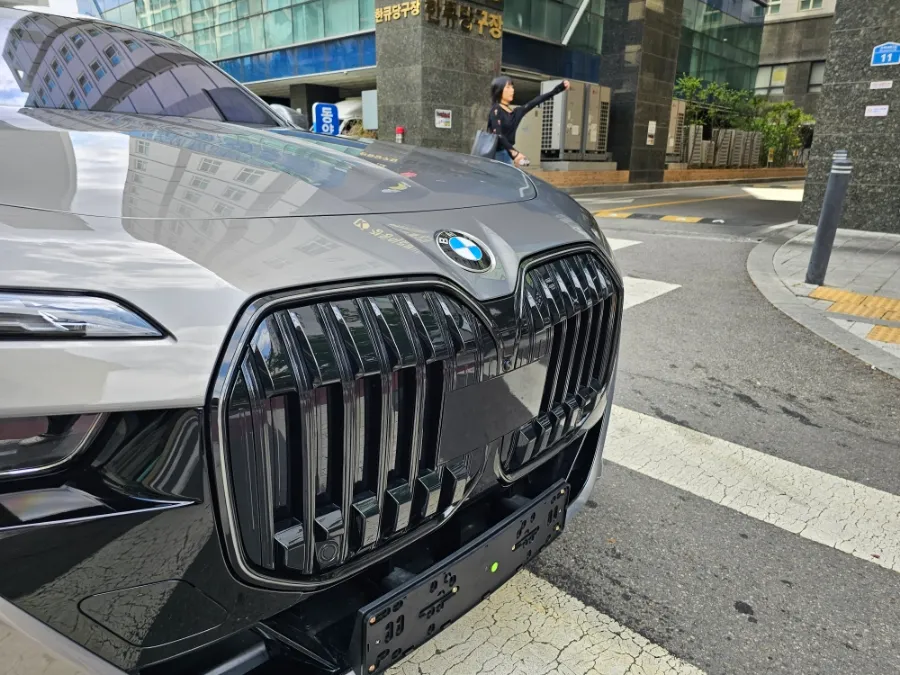 BMW 740i chrome delete - BMW 740i Chrome Delete Review — Oxide Gray Blackout Trim photo 7