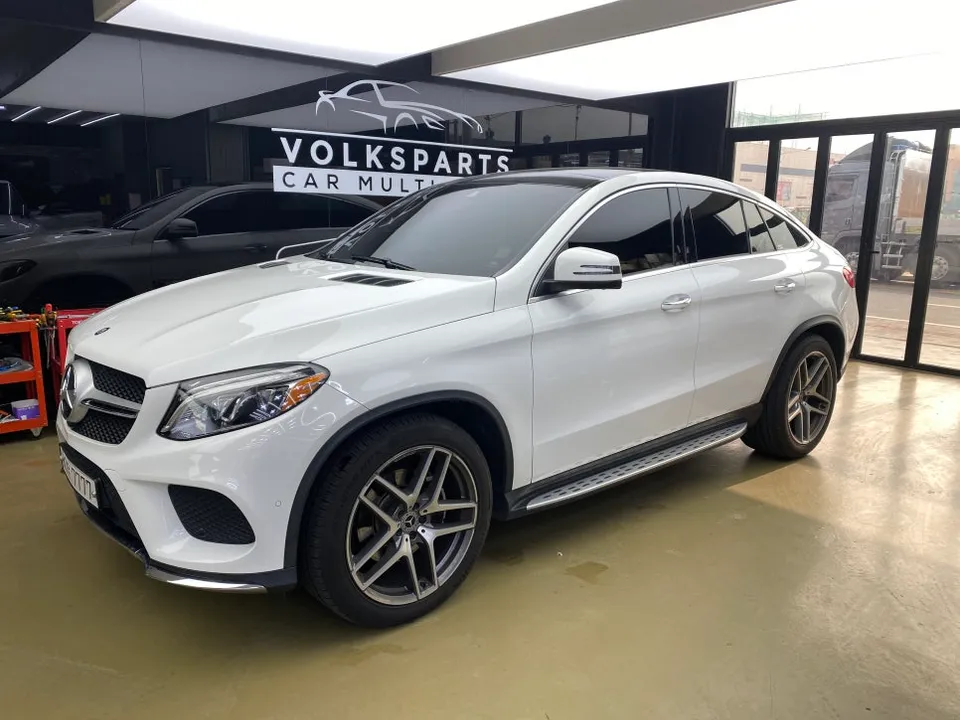 Mercedes-Benz GLE ambient lighting review