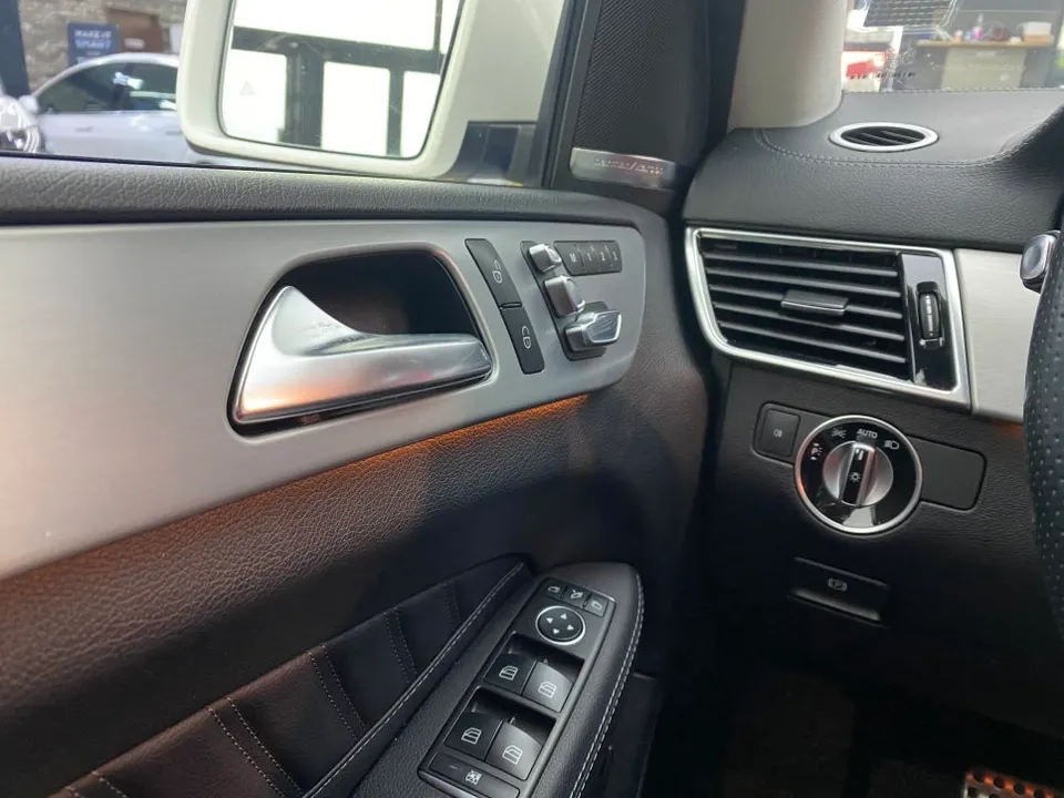 Mercedes-Benz GLE Ambient Lighting Review — 12-Color Coding photo 2