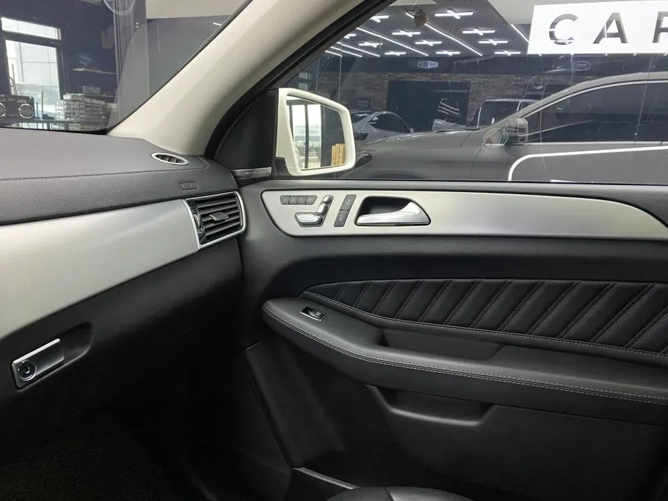 Mercedes-Benz GLE ambient lighting - Mercedes-Benz GLE Ambient Lighting Review — 12-Color Coding photo 3