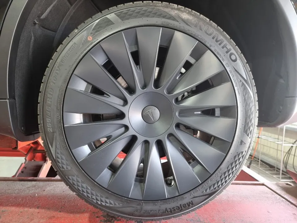 Tesla Model Yのホイールリペア・塗装事例 施工写真 4-1