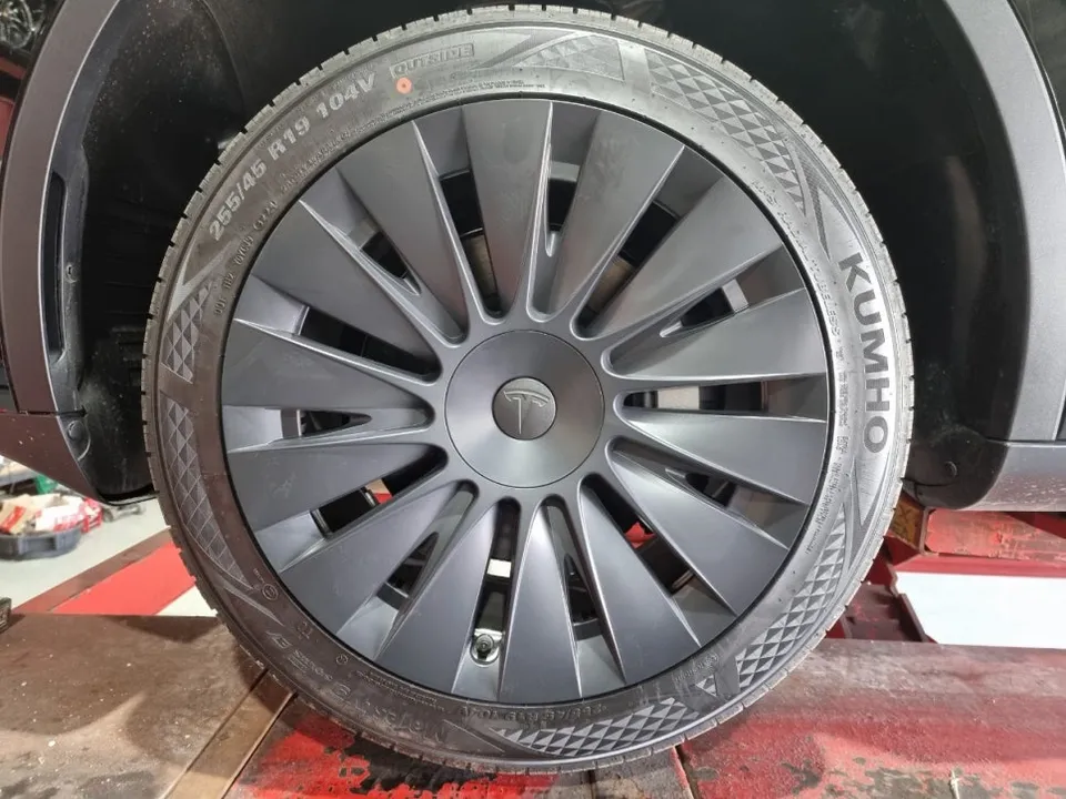 Tesla Model Yのホイールリペア・塗装事例 施工写真 1-2