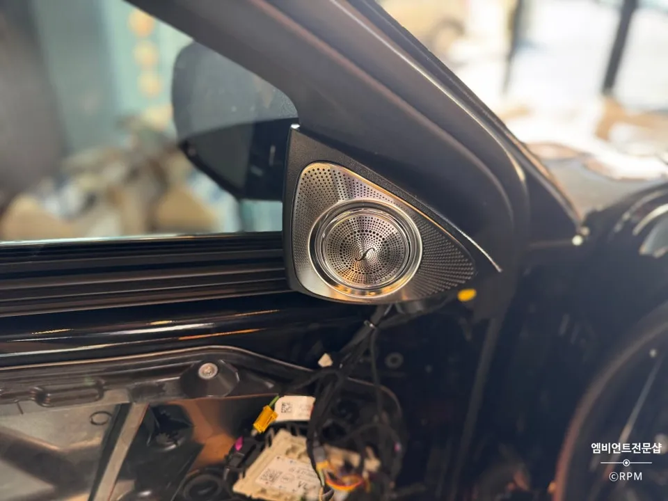 Mercedes-Benz S-Class W222 ambient lighting - Mercedes-Benz S-Class Ambient Lighting Review — Enhanced Luxury photo 6