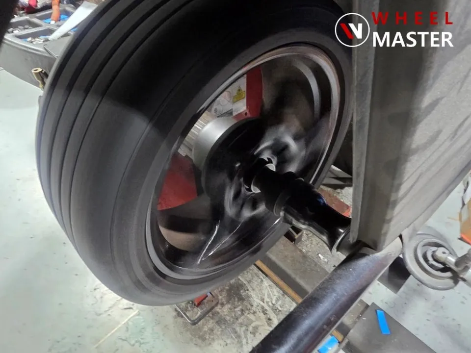 Porsche Cayman wheel repair - Porsche Cayman Wheel Repair Review: Fixing Rim Damage photo 3