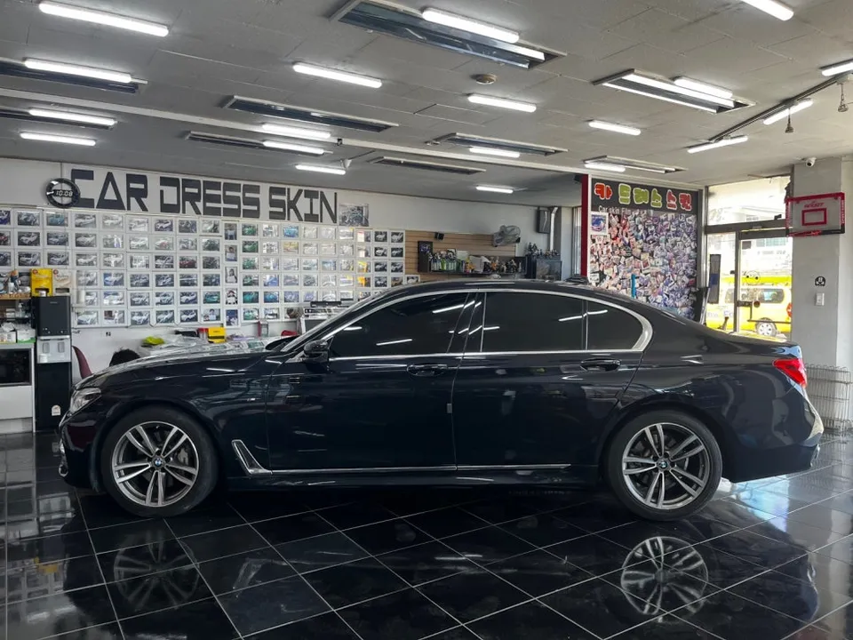BMW 7 Series G11のカーラッピング事例|費用目安・仕上がり 施工写真 3-1
