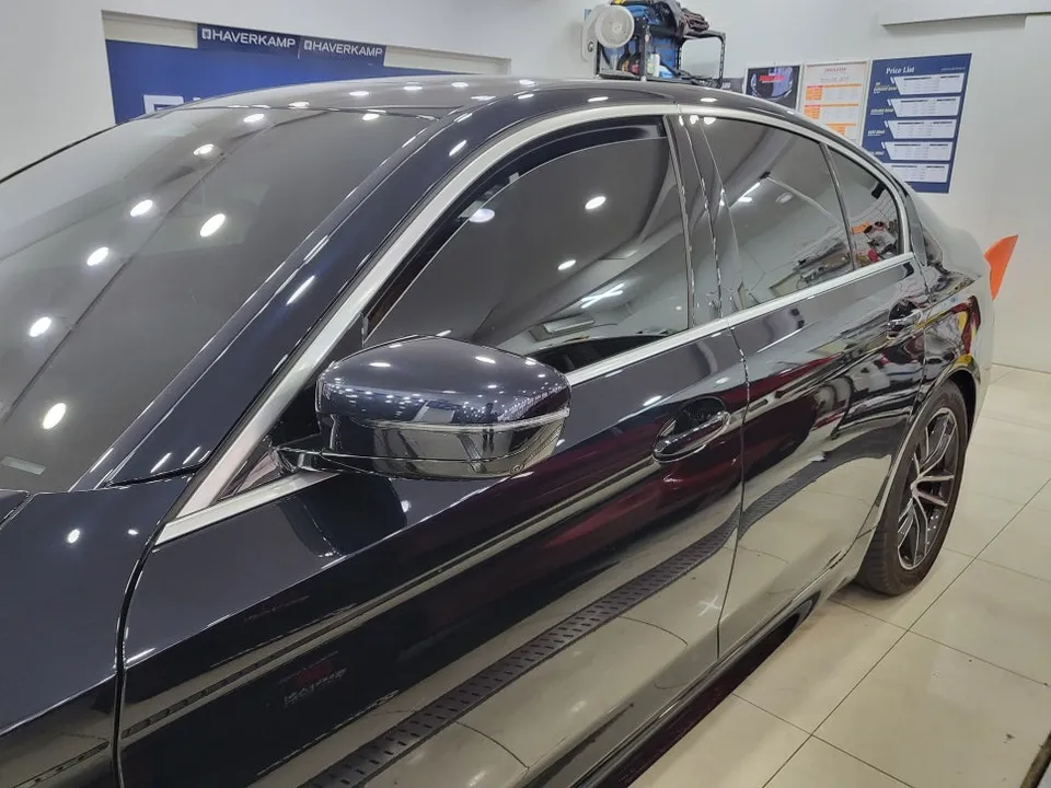 BMW 5 Series G30 カーラッピング事例：費用目安と仕上がり 施工写真 2-1