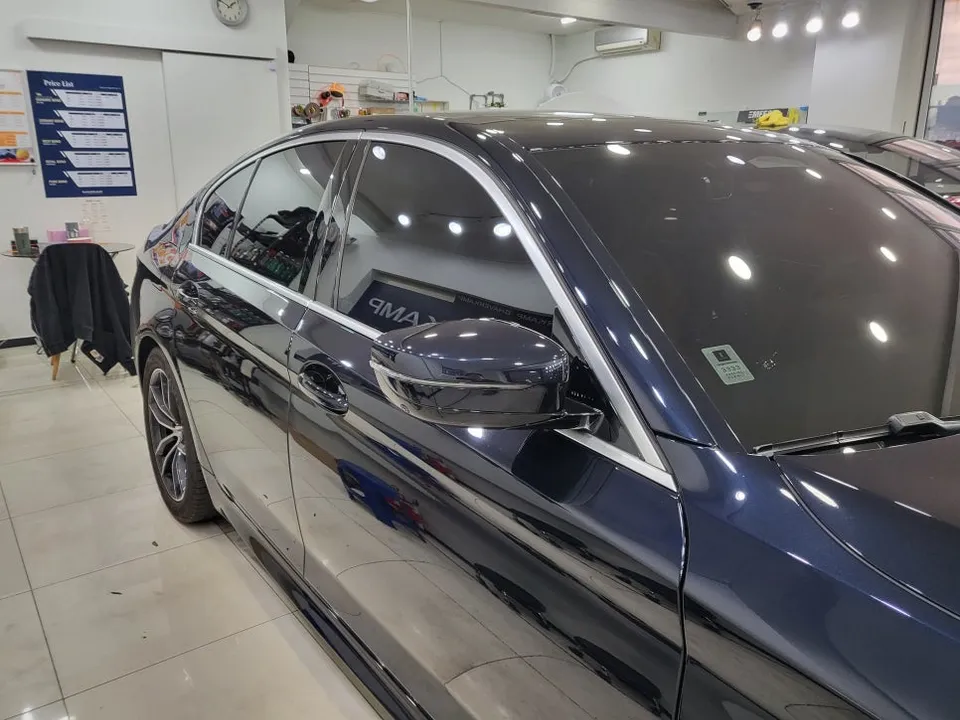 BMW 5 Series G30 カーラッピング事例：費用目安と仕上がり 施工写真 3-1