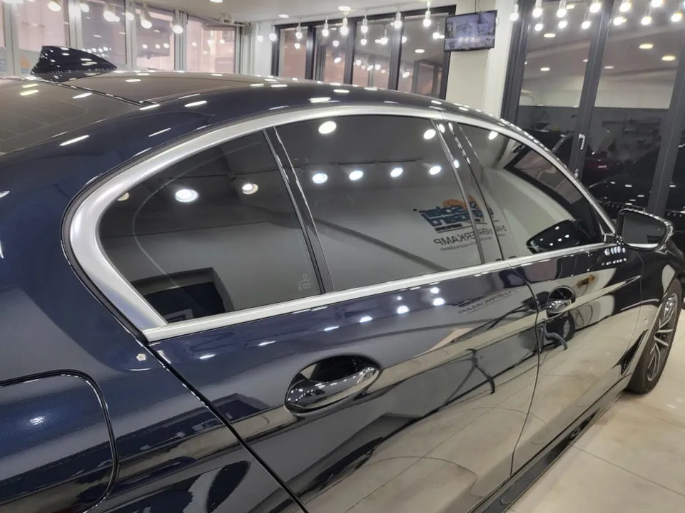 BMW 5 Series G30 カーラッピング事例：費用目安と仕上がり 施工写真 1-2