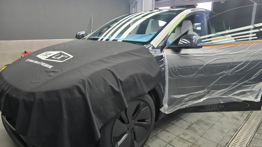 Tesla Teslaのカーフィルム施工事例 施工写真 2-1
