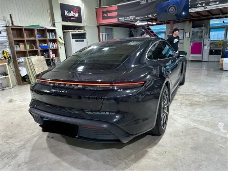 ポルシェ タイカン 4S カーラッピング事例|ペッパーホワイトへの変身 施工写真 1-1