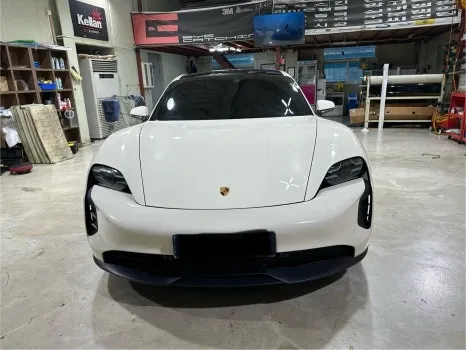 ポルシェ タイカン 4S カーラッピング事例|ペッパーホワイトへの変身 施工写真 2-1