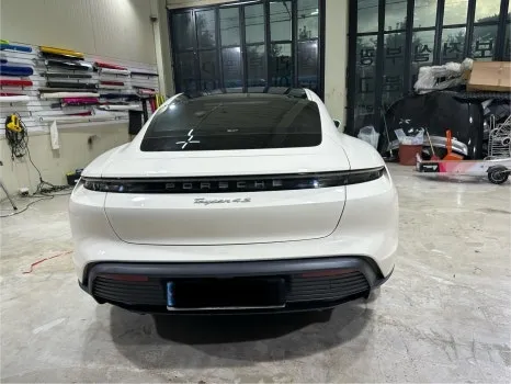 ポルシェ タイカン 4S カーラッピング事例|ペッパーホワイトへの変身 施工写真 3-1