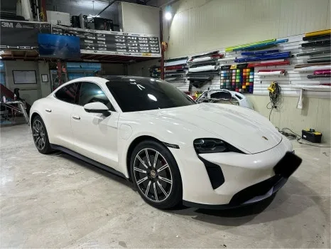 ポルシェ タイカン 4S カーラッピング事例|ペッパーホワイトへの変身 施工写真 2-2