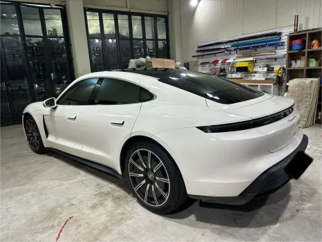 ポルシェ タイカン 4S カーラッピング事例|ペッパーホワイトへの変身 施工写真 3-2